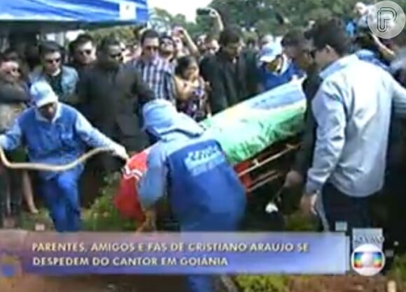 Caixão com o corpo de Cristiano Araújo foi coberto com bandeiras do Brasil e do Villa Nova, time de coração do cantor