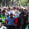 Corpo de Cristiano Araújo chega ao Cemitério Jardim das Palmeiras coberto pelas bandeiras do Brasil e do Villa Nova, time de coração do cantor