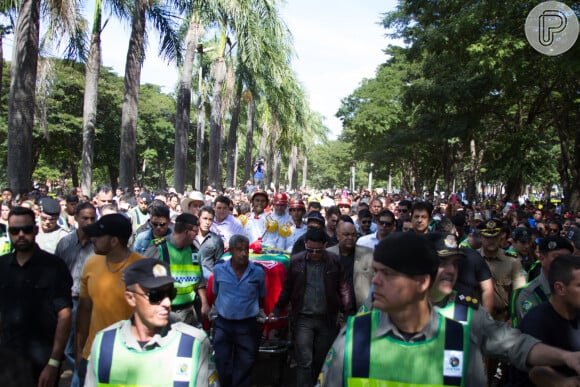 Corpo de Cristiano Araújo chega ao Cemitério Jardim das Palmeiras coberto pelas bandeiras do Brasil e do Villa Nova, time de coração do cantor