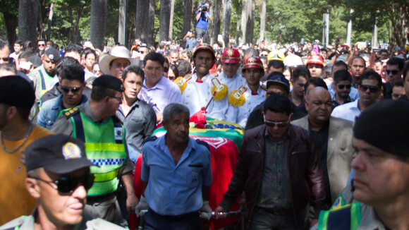 Corpo de Allana Moraes, namorada de Cristiano Araújo, é enterrado