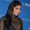 Kim Kardashian usou sutiã e hot pants pretos por baixo do vestido de renda LaQuan Smith