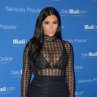 Grávida, Kim Kardashian aposta em vestido transparente para evento na França