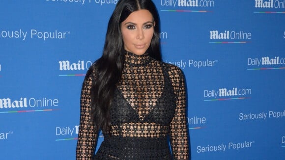 Grávida, Kim Kardashian aposta em vestido transparente para evento na França