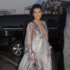 Mãe de Kim Kardashian, Kris Jenner usou um vestido decotado no evento na França