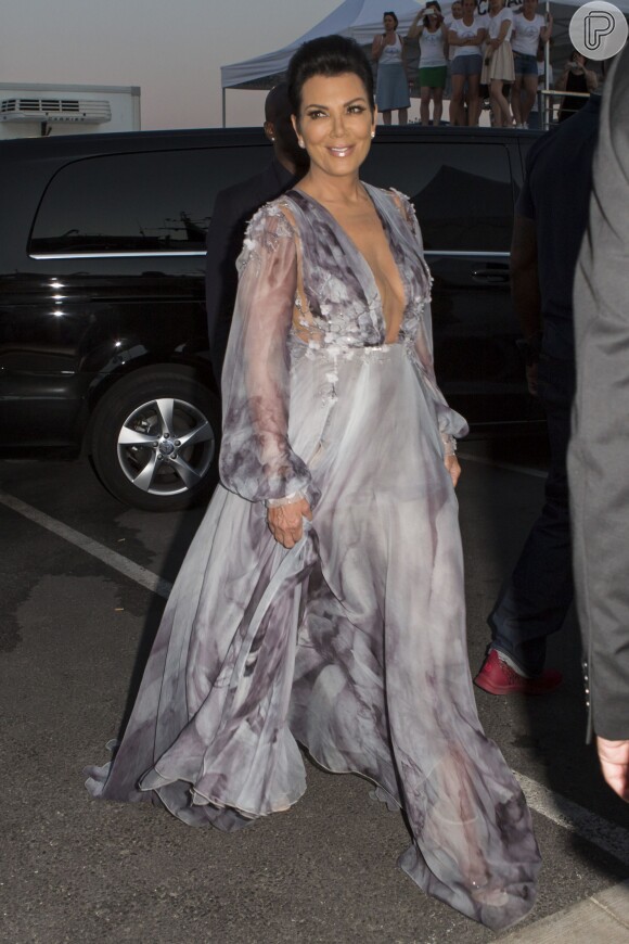 Mãe de Kim Kardashian, Kris Jenner usou um vestido decotado no evento na França
