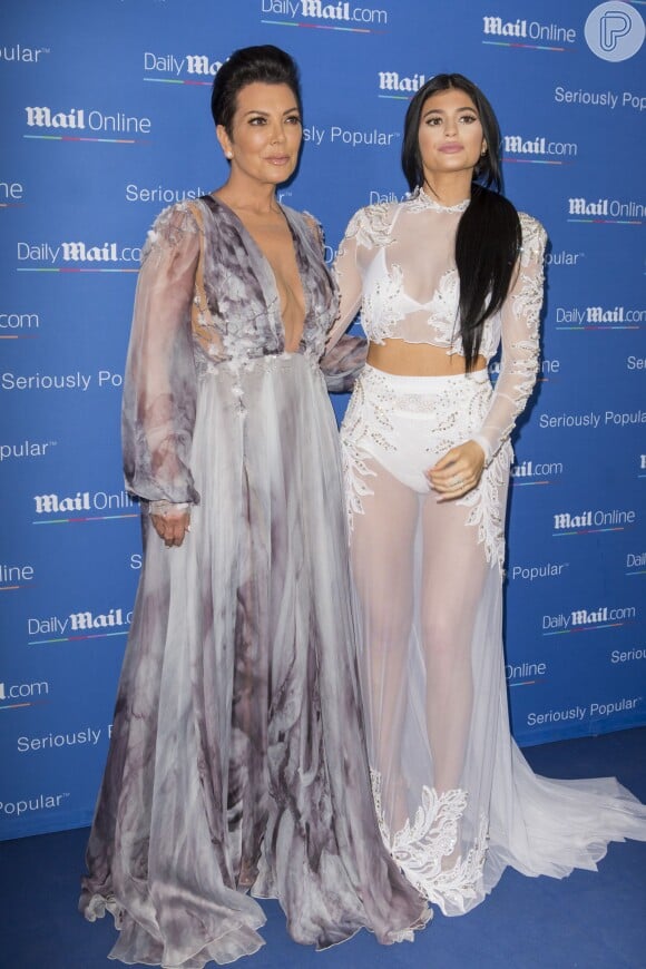Kris e Kylie Jenner, mãe e irmã de Kim Kardashian, também exibiram seus looks no evento na França