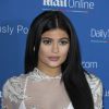 Kylie Jenner, uma das irmãs de Kim Kardashian, também apostou em transparência. Ela usou um vestido branco de Francesco Scognamiglio