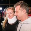 Angélica usou colar cervical ao deixar hospital em São Paulo, após sofrer acidente de avião no Mato Grosso do Sul