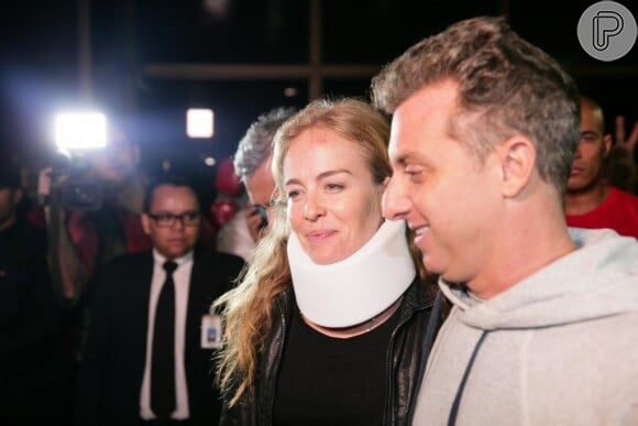Angélica usou colar cervical ao deixar hospital em São Paulo, após sofrer acidente de avião no Mato Grosso do Sul