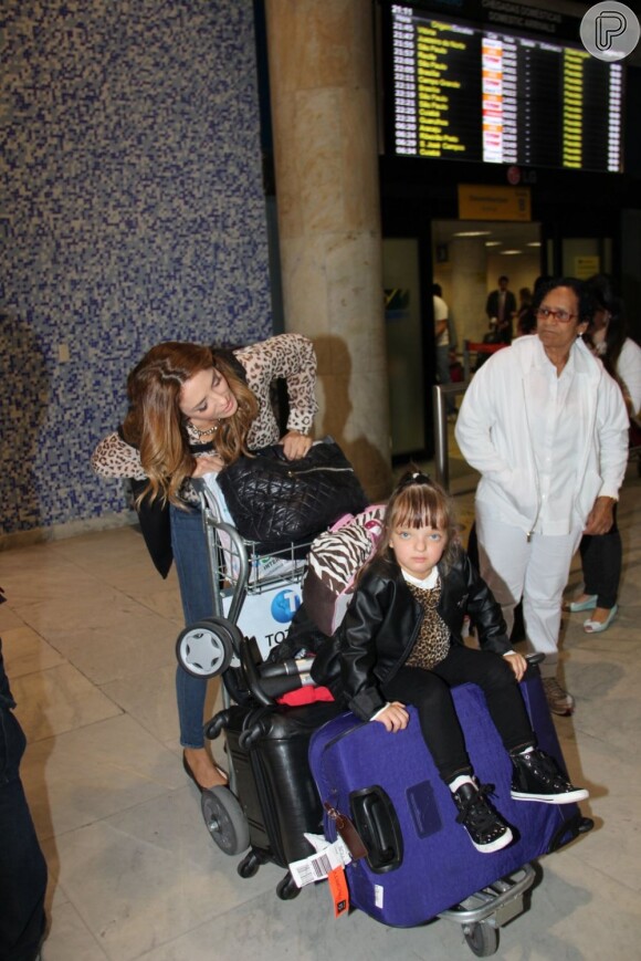 Ticiane Pinheiro e Rafaella Justus desembarcam no Aeroporto Santos Dumont, no RJ, em 14 de junho de 2013