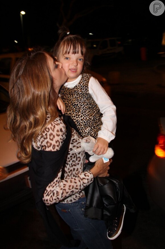 Ticiane Pinheiro beija Rafaella Justus, sua filha com o empresário e apresentador Roberto Justus