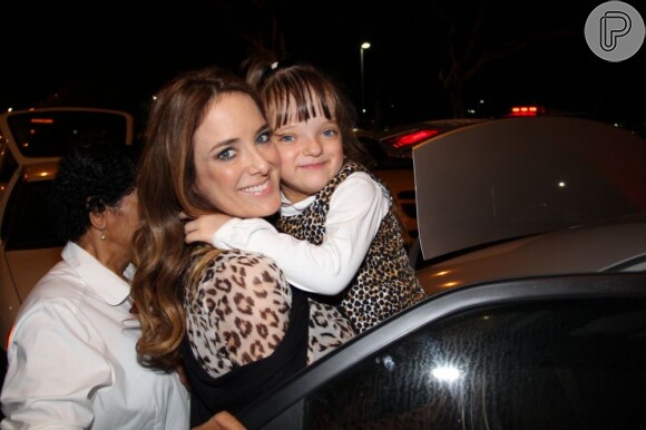 Ticiane Pinheiro chega com a filha, Rafaella Justus, no Rio de Janeiro em 14 de junho de 2013