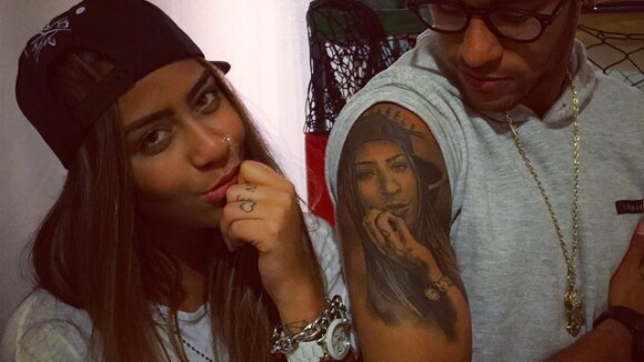 Neymar posa com a irmã, Rafaella, exibindo tatuagem em sua homenagem: 'Na pele'
