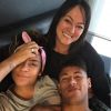Neymar e Rafaella posam com a mãe, Nadine