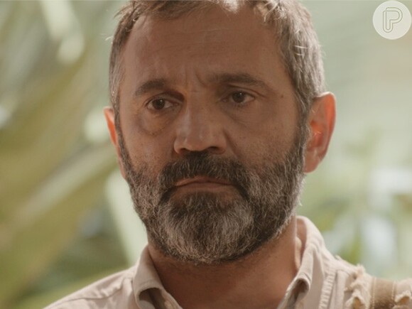 Miguel (Domingos Montagner) sente o baque, mas disfarça diante de Pedro (Jayme Matarazzo), na novela 'Sete Vidas'