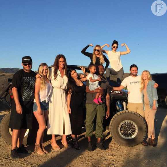 Kim Kardashian, o marido, Kanye West, e as  irmãs Kendall Jenner e Kylie Jenner, além de toda a família, passaram o Dia dos Pais com Caitlyn Jenner nos Estados Unidos