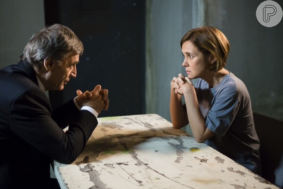 Otávio (Herson Capri) visita Inês (Adriana Esteves) na cadeia e se revela seu cúmplice, na novela 'Babilônia'