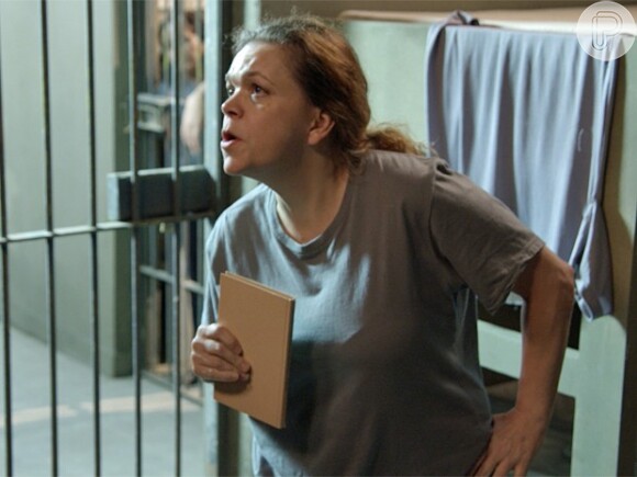 Inês (Adriana Esteves) é extorquida por Chicão (Erica Migon), que a ameaça e exige R$20 mil da advogada, na novela 'Babilônia'