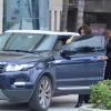 Fátima Bernardes deixa shopping após compras e sai do local dirigindo Range Rover, carro importando de mais de R$ 160 mil