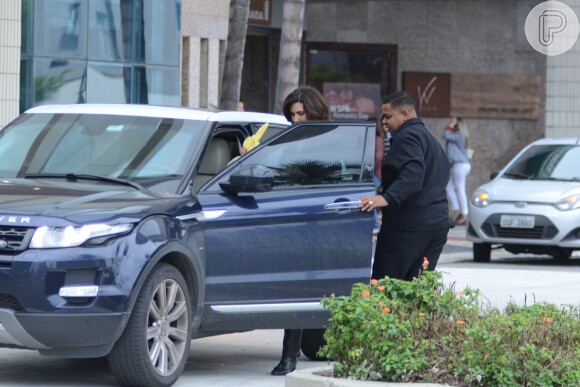 Fátima Bernardes deixa shopping após compras e sai do local dirigindo Range Rover, carro importando de mais de R$ 160 mil