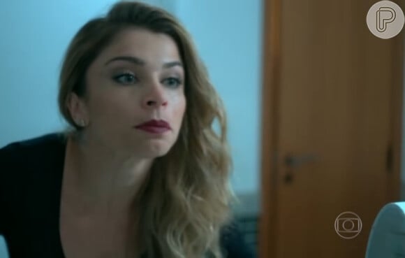 'Verdades Secretas': Larissa (Grazi Massafera) se olha no espelho, após se drogar