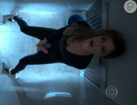 Larissa (Grazi Massafera) se droga em banheiro no capítulo da novela 'Verdades Secretas' exibido em 25 de junho de 2015