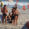 Caio Castro cumprimenta amiga na praia da Barra da Tijuca, na Zona Oeste do Rio de Janeiro