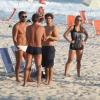 Caio Castro, no ar em 'Amor à Vida', conversa com amigos na praia da Barra da Tijuca, Zona Oeste do Rio de Janeiro