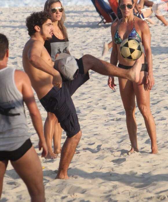 Caio Castro joga bola em tarde com amigos, na Praia do Pepê, na Barra da Tijuca, em 16 de junho de 2013