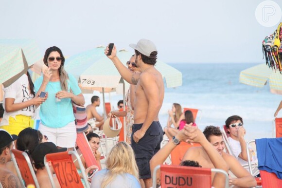 Caio Castro tira foto dele mesmo em praia carioca