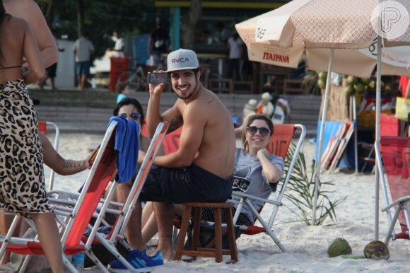 Caio Castro, no ar em 'Amor à Vida', curtiu tarde de sol na Praia do Pepê, na Barra da Tijuca