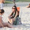 Fernanda Machado conversa com amigas em praia carioca