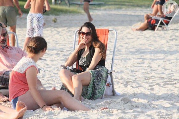 Fernanda Machado conversa com amigas em praia carioca