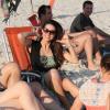 Fernanda Machado, no ar em 'Amor à Vida, curtiu domingo (16) de sol na praia com os amigos