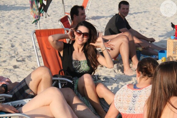 Fernanda Machado, no ar em 'Amor à Vida, curtiu domingo (16) de sol na praia com os amigos