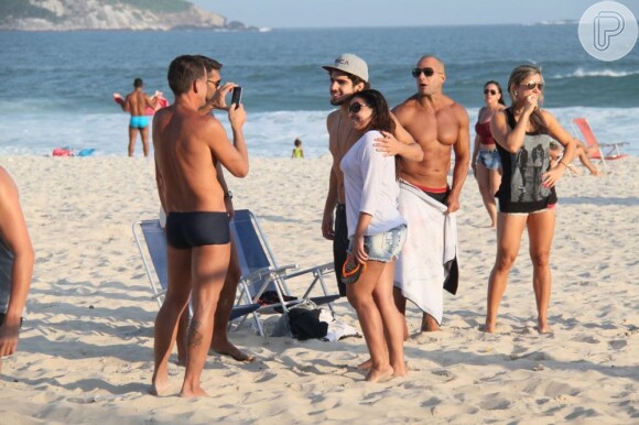 Caio Castro também tirou fotos com fãs na praia