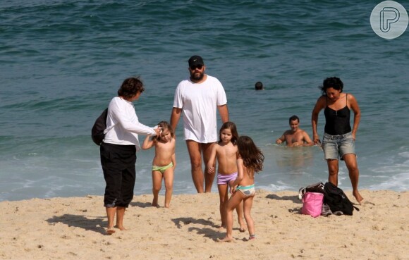 Otávio Müller também curtiu praia neste domingo (16), mas em Ipanema, na Zona Sul do Rio de Janeiro, onde esteve com a família