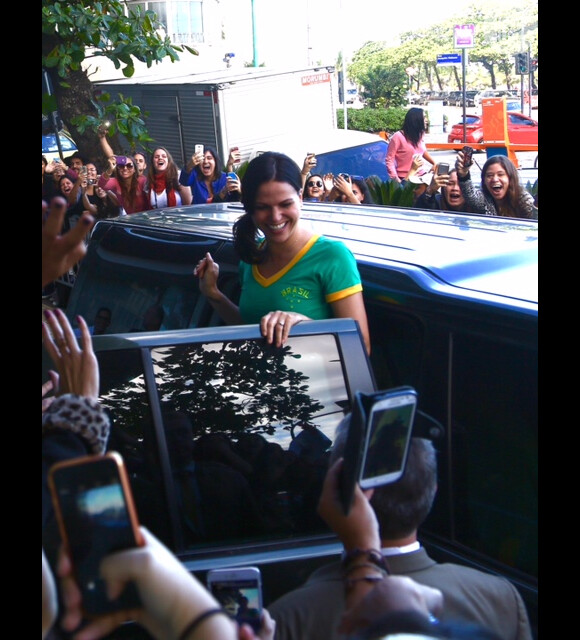 Lana Parrilla, da série 'Once Upon a Time', esbanja simpatia em chegada ao Rio, nesta sexta-feira, 26 de junho de 2015