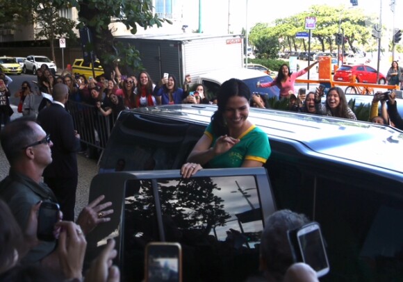 Lana Parrilla, da série 'Once Upon a Time', esbanja simpatia em chegada ao Rio, nesta sexta-feira, 26 de junho de 2015