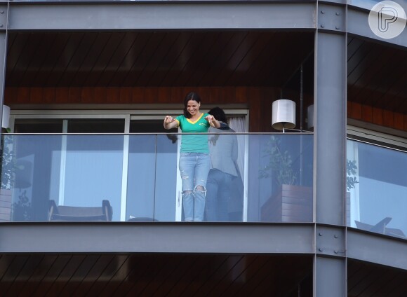 Lana Parrilla, da série 'Once Upon a Time', esbanja simpatia em chegada ao Rio, nesta sexta-feira, 26 de junho de 2015