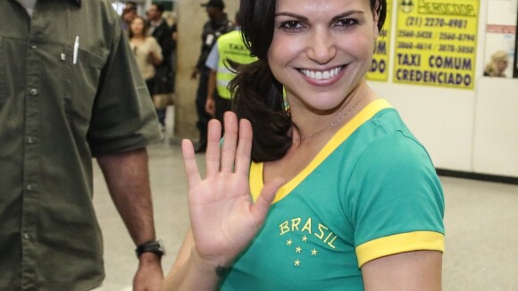 Lana Parrilla, da série 'Once Upon a Time', esbanja simpatia em chegada ao Rio