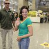 Lana Parrilla, da série 'Once Upon a Time', esbanja simpatia em chegada ao Rio, nesta sexta-feira, 26 de junho de 2015