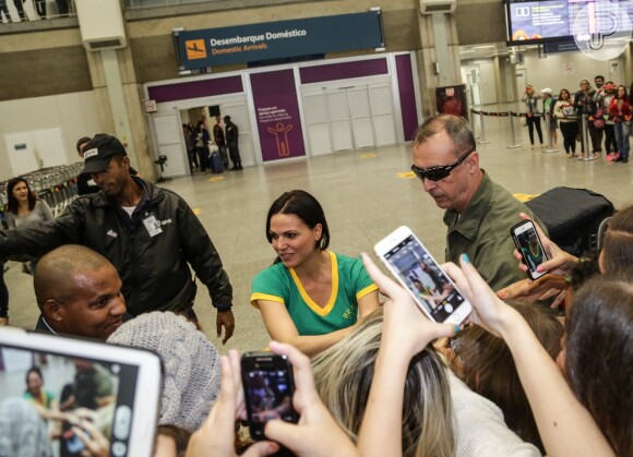 Lana Parrilla, da série 'Once Upon a Time', esbanja simpatia em chegada ao Rio, nesta sexta-feira, 26 de junho de 2015