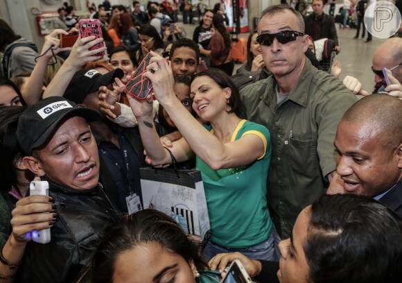 Lana Parrilla, da série 'Once Upon a Time', esbanja simpatia em chegada ao Rio, nesta sexta-feira, 26 de junho de 2015