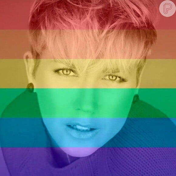 Xuxa também apoiou a aprovação do casamento gay nos Estados Unidos. Pelo Facebook, a apresentadora escreveu: 'Vamos pintar o mundo com as cores do arco íris... E viva o Amor'