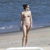 Camila Queiroz exibe boa forma em praia carioca