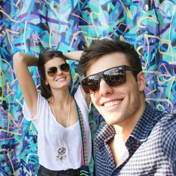 Camila Queiroz e o namorado, o modelo Lucas Cattani, com quem está há dois anos