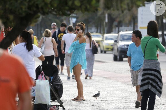 Alessandra Ambrósio falou ao telefone no calçadão de Ipanema enquanto esperava pela amiga