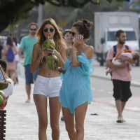 Alessandra Ambrósio curte dia de praia em Ipanema na companhia de amiga
