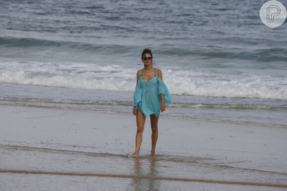 Nem na hora de molhar o pé na areia Alessandra Ambrósio tirou a saída de praia